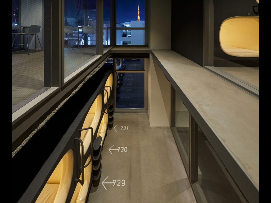 Nine Hours Hamamatsucho different floorlevels with open design and capsules